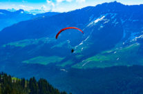 Flug im den sonnigen Tag